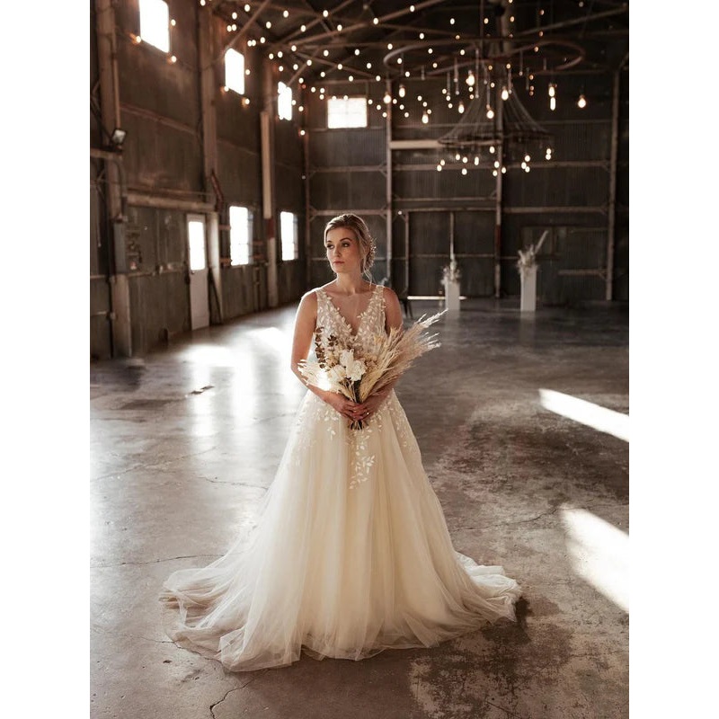 Enchanting Applique Tulle A-line Wedding Dresses Sleeveless Floor Length Bridal Gown
