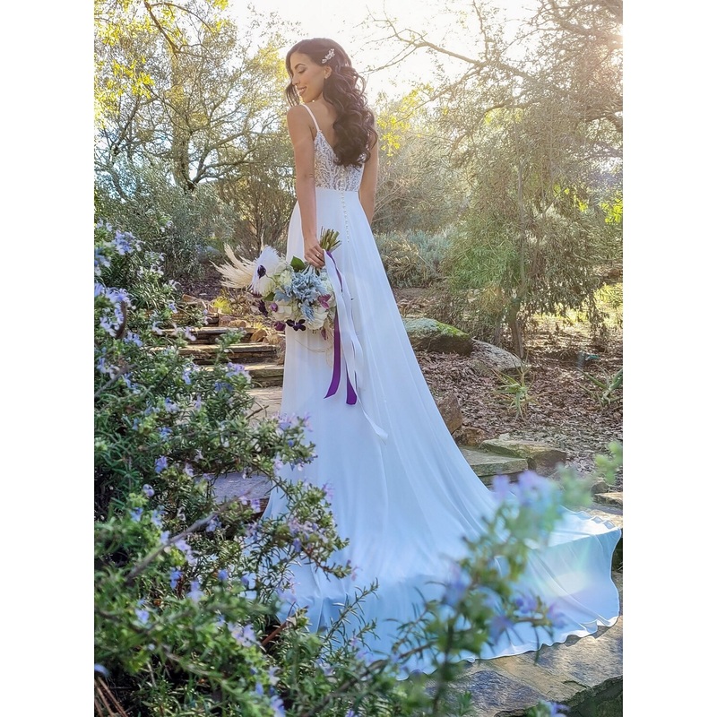 Wholesale Beach Open Back Boho Wedding Dresses A-Line Camisole V Neck Spaghetti Strap Chapel Train Chiffon Bridal Gowns With Appliques Solid Color Summer Wedding Party