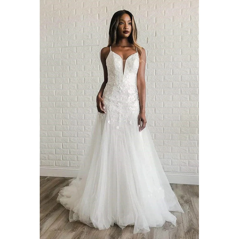 A-Line Tulle Floor-length Spaghetti Straps Wedding Dress with Appliques