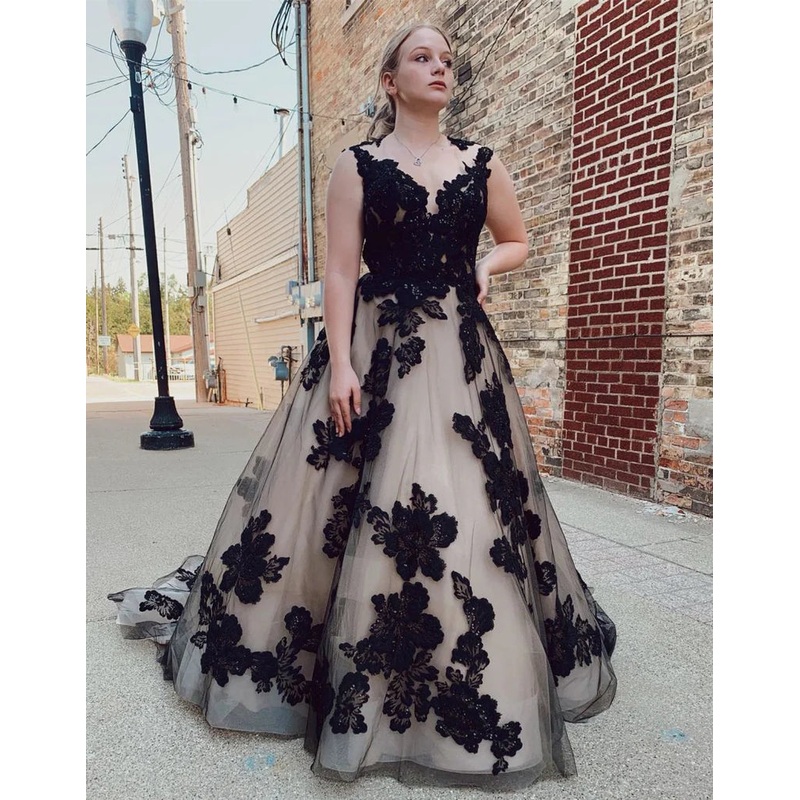 Open Back Court Train Wedding Dress With Appliques